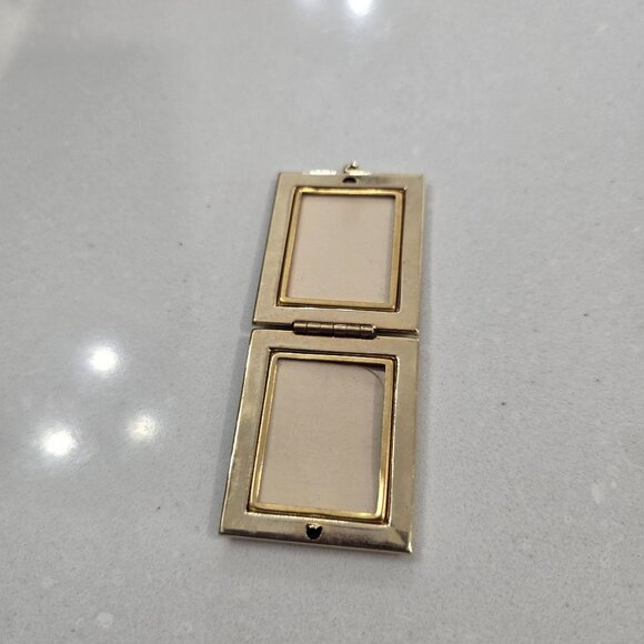 Vintage Gold Double Photo Locket Hinged Pendant With Marbled Enamel Interior - Picture 5 of 11